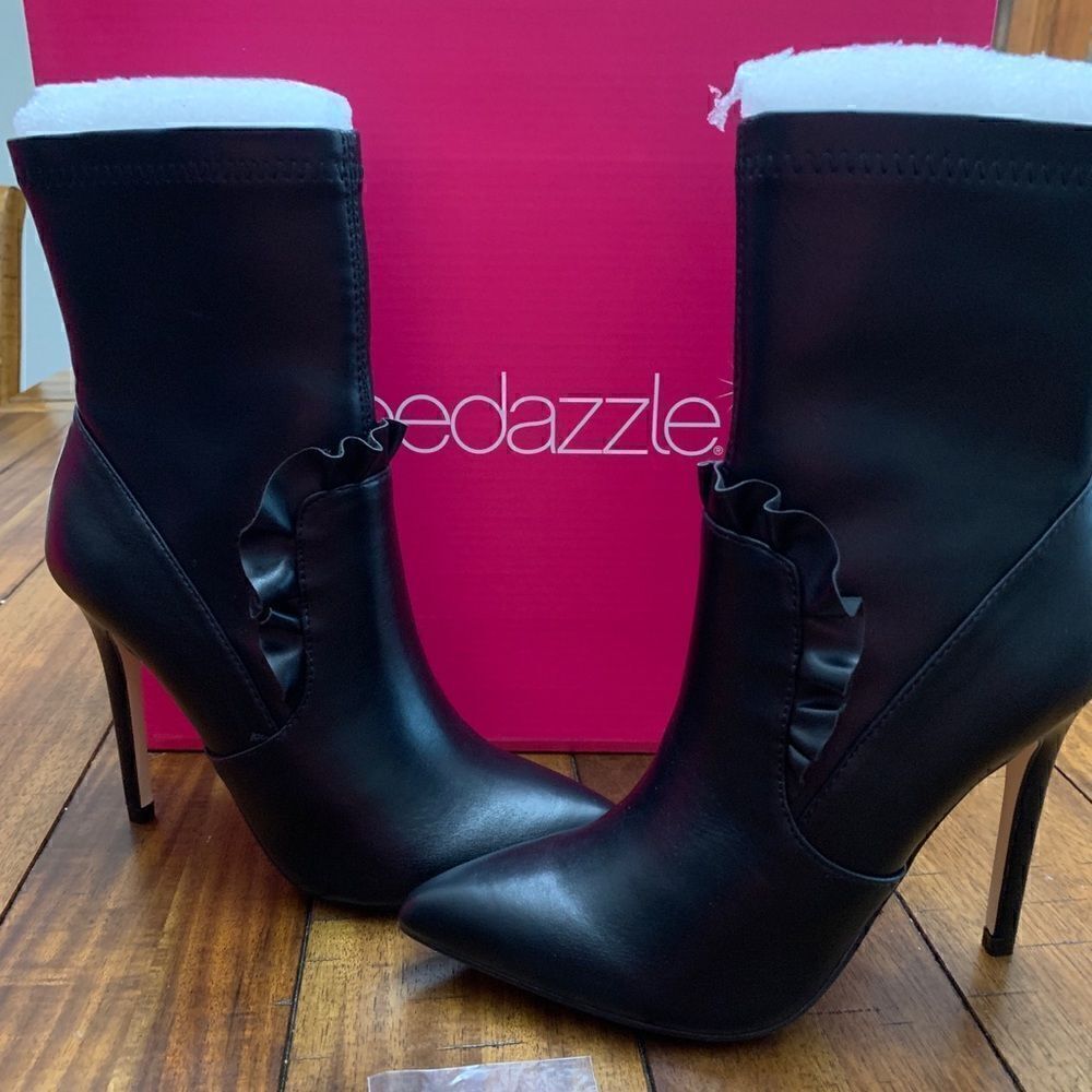 ShoeDazzle Black booties Sz 6